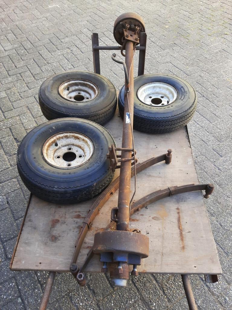 Hydraulische geremde as en reservewiel, Ophalen