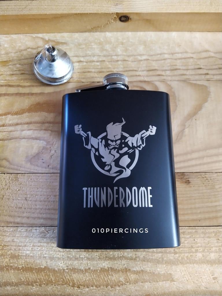 Nieuwe zwarte heupfles met gegraveerd logo. Thunderdome., Ophalen of Verzenden, Zo goed als nieuw