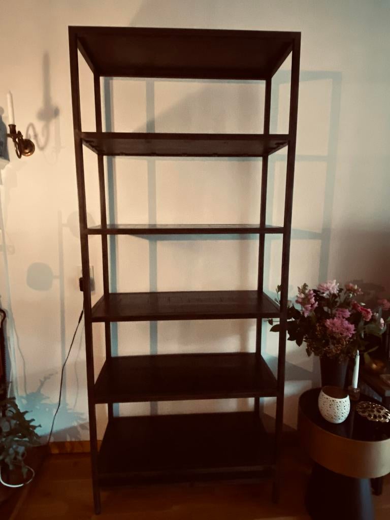 Zwarte stalen kast met houten planken, Huis en Inrichting, Kasten | Boekenkasten, Ophalen, Met plank(en), Overige materialen, 50 tot 100 cm