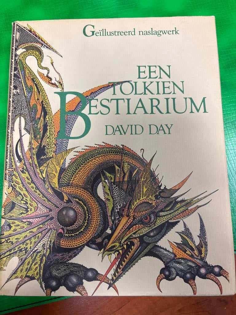 Een Tolkien Bestiarium - David Day, Boeken, Fantasy, Gelezen, Ophalen of Verzenden