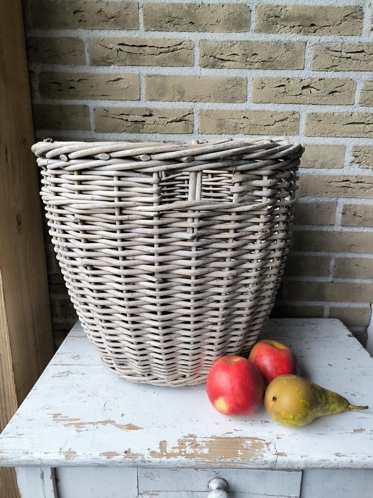 Oude fruitplukmand., Ophalen, Rond