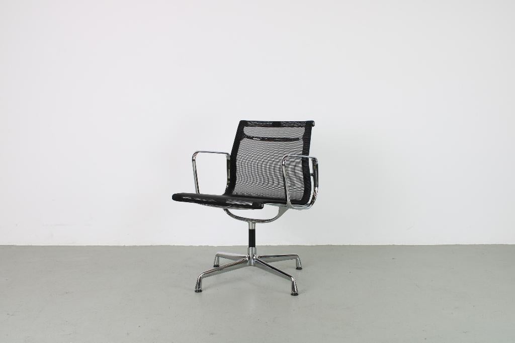 Vitra Eames EA 108 , zwart Netweave, Chroom, Huis en Inrichting, Stoelen, Gebruikt, Vijf, Zes of meer stoelen, Kunststof, Metaal