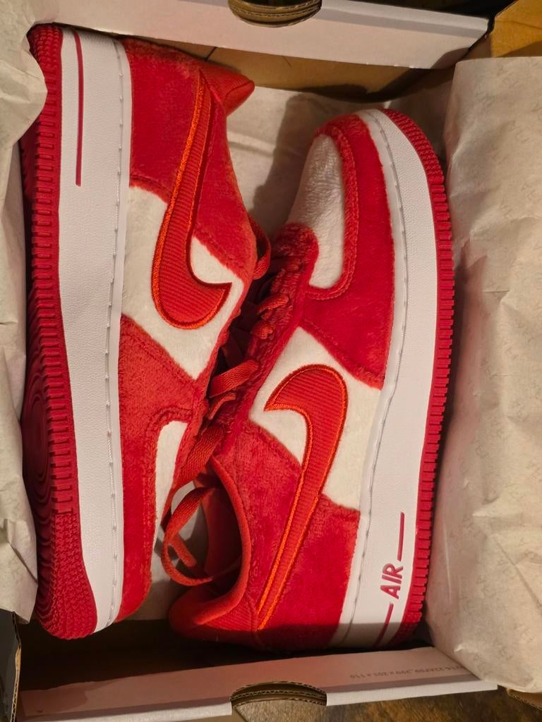 Nike Air Force 1 Valentine's Day 2024 size 39 GS!, Nike, Nieuw, Ophalen of Verzenden, Sneakers of Gympen