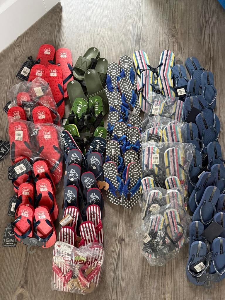 Nieuw partij 42 paar slippers oa vingino, zebra en levv, Ophalen of Verzenden, Nieuw
