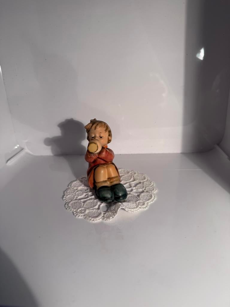 Goebel Hummel Meisje met Trompet - Goebel Figuur, Ophalen of Verzenden