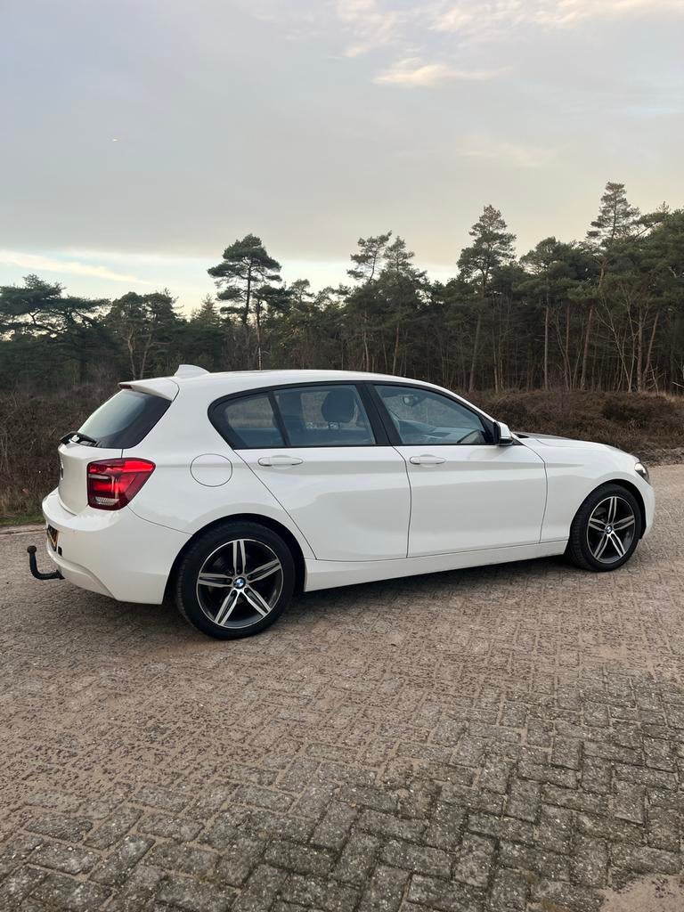 BMW 116i 2013 – Trekhaak+ Originele BMW Velgen +Winterbanden, Auto's, 1-Serie, Zwart, 4 cilinders, Wit