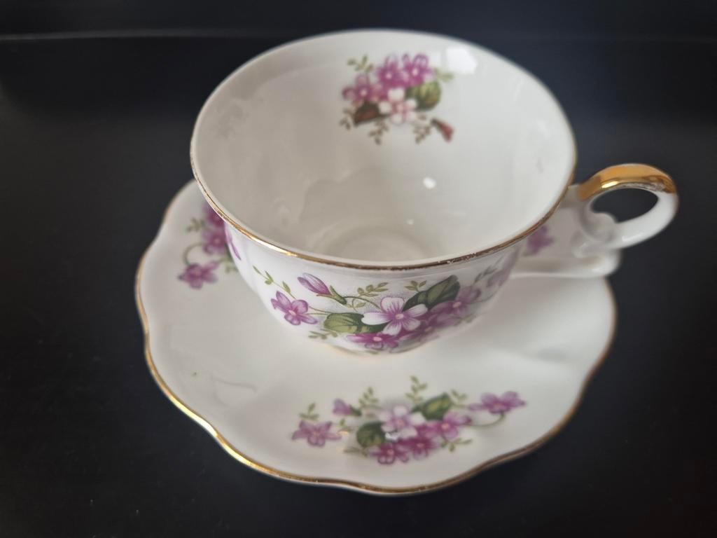 Charming Violets royal Ascot porselein, Ophalen of Verzenden, Gebruikt, Porselein, Kop en/of schotel