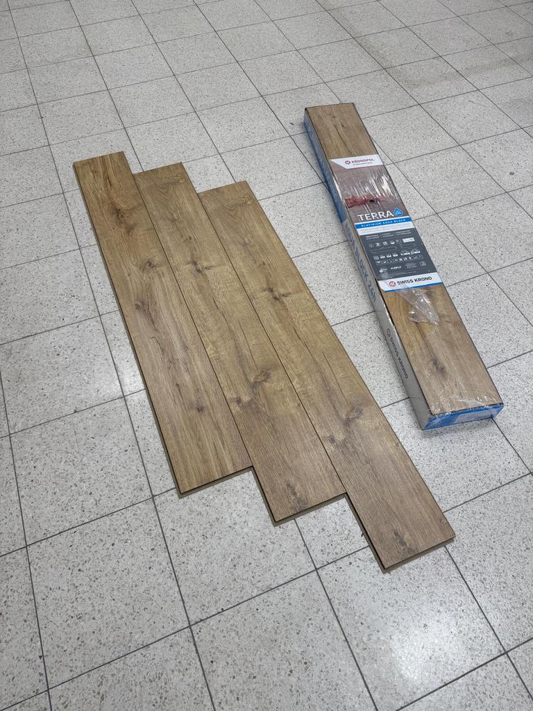 RESTPARTIJ!! Laminaat wees er snel bij weg=weg, Huis en Inrichting, Stoffering | Vloerbedekking, Ophalen, Zo goed als nieuw, 75 m² of meer