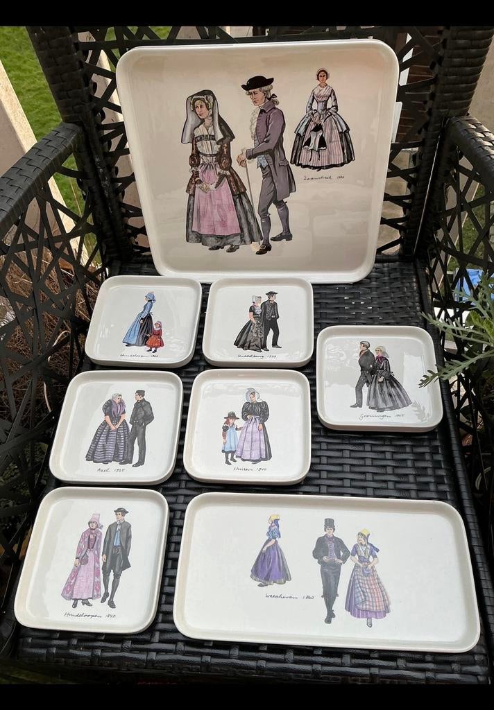 Gebakstel Villeroy & Boch. Klederdrachten. 8 Delig. Compleet, Huis en Inrichting, Keuken | Servies, Overige stijlen, Ophalen of Verzenden