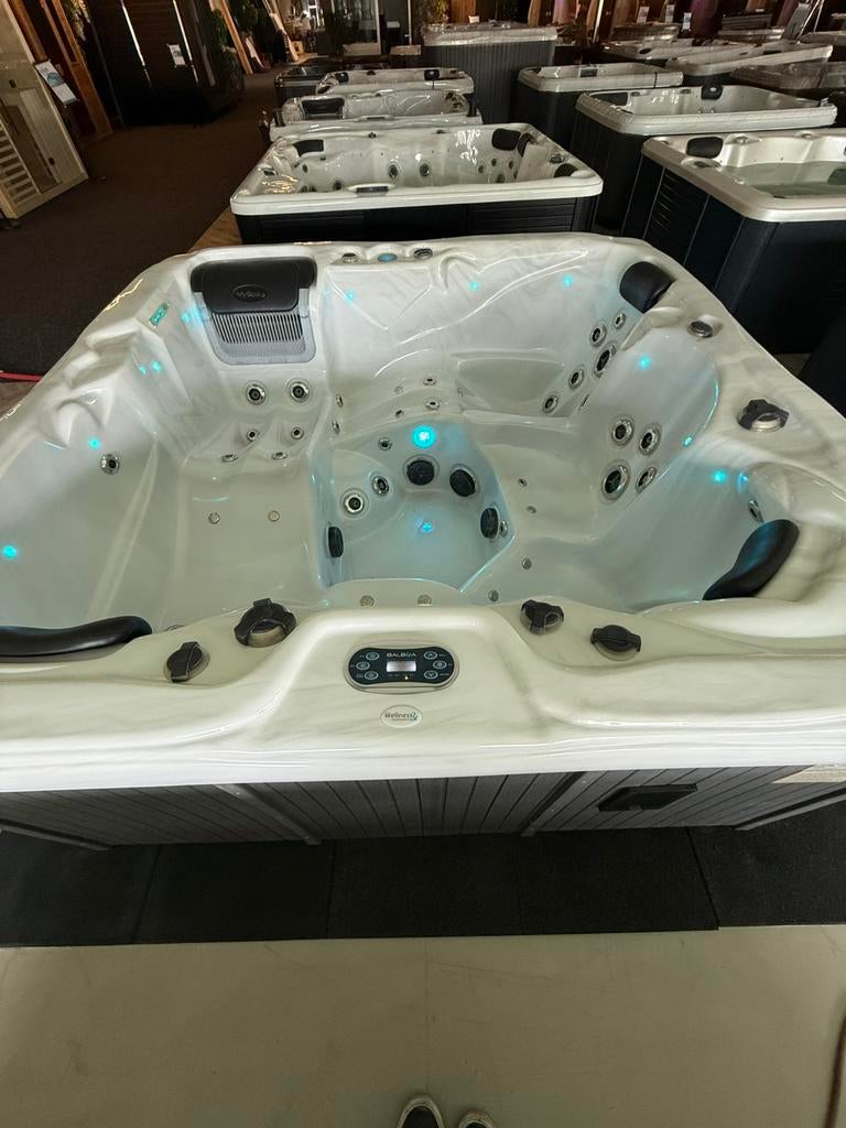Jacuzzi Spa 215x215 – Plug & Play 220V – Balboa – Garantie, Ophalen, Zo goed als nieuw, Pomp, Vast