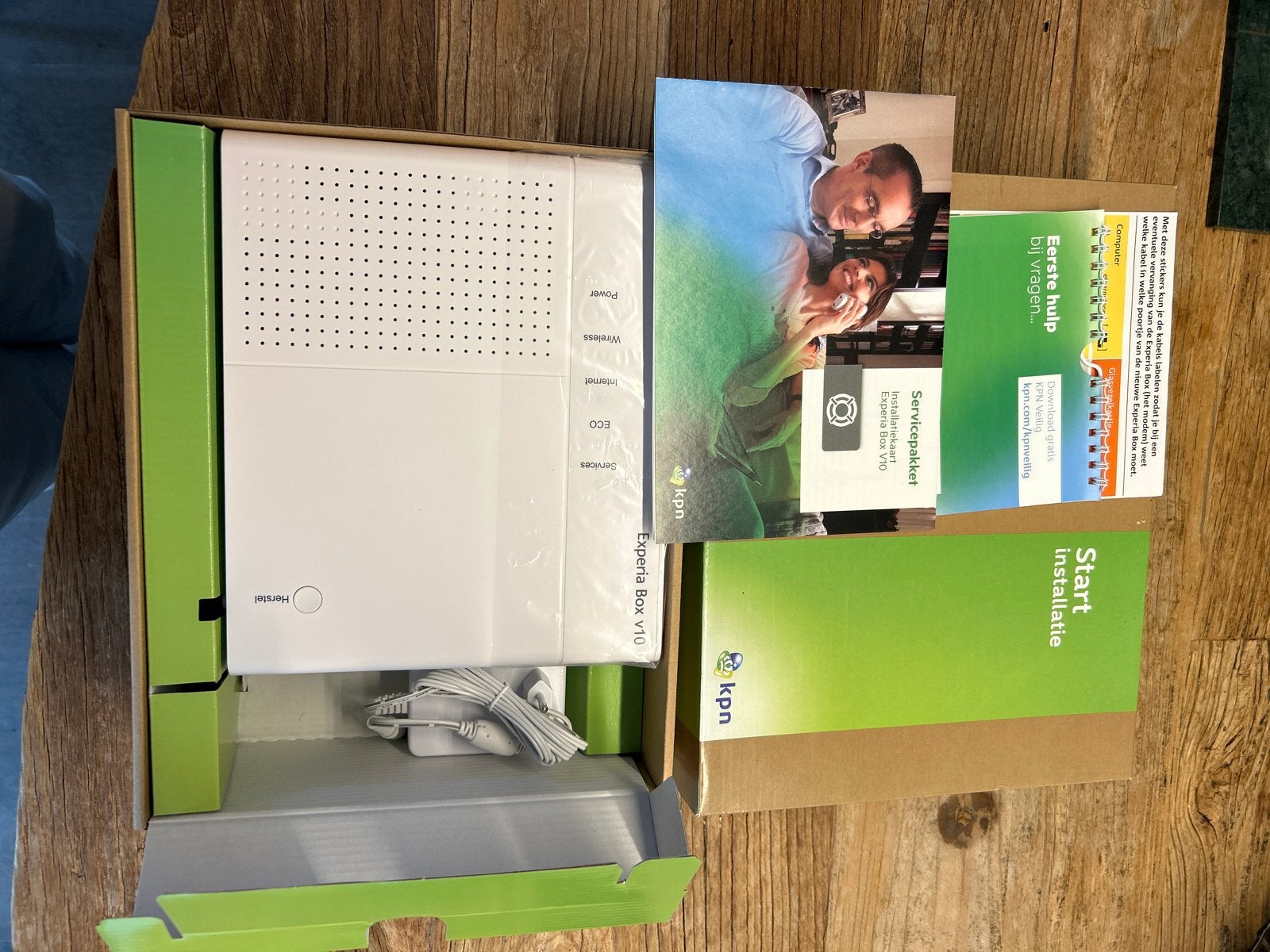 KPN Experia Box V10 Router met modem - Zo goed als nieuw, Ophalen of Verzenden, Nieuw, Router met modem