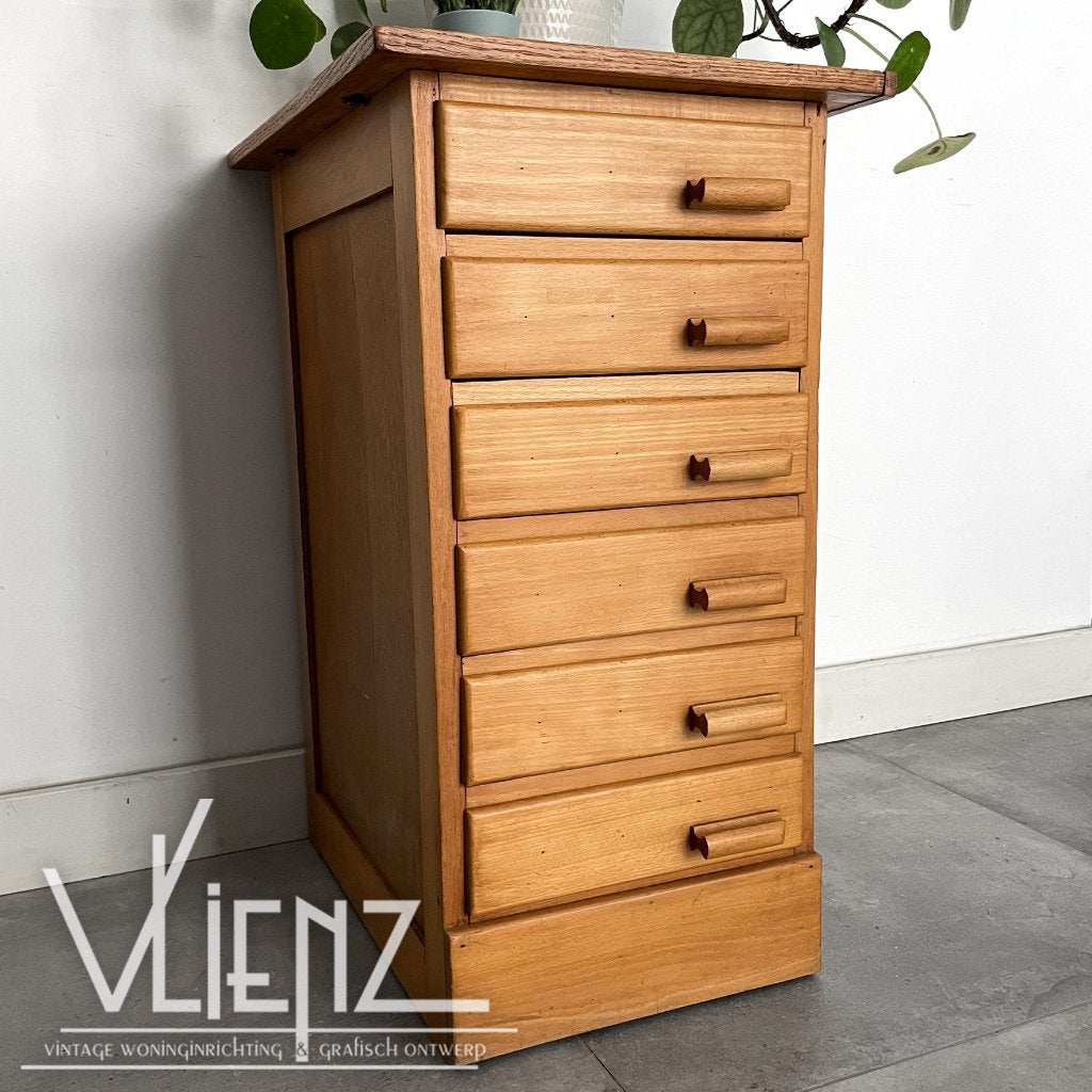 Vintage, industrieel schoolkastje, schoolkast, ladekast hout, Huis en Inrichting, Kasten | Ladekasten, Ophalen, Minder dan 50 cm