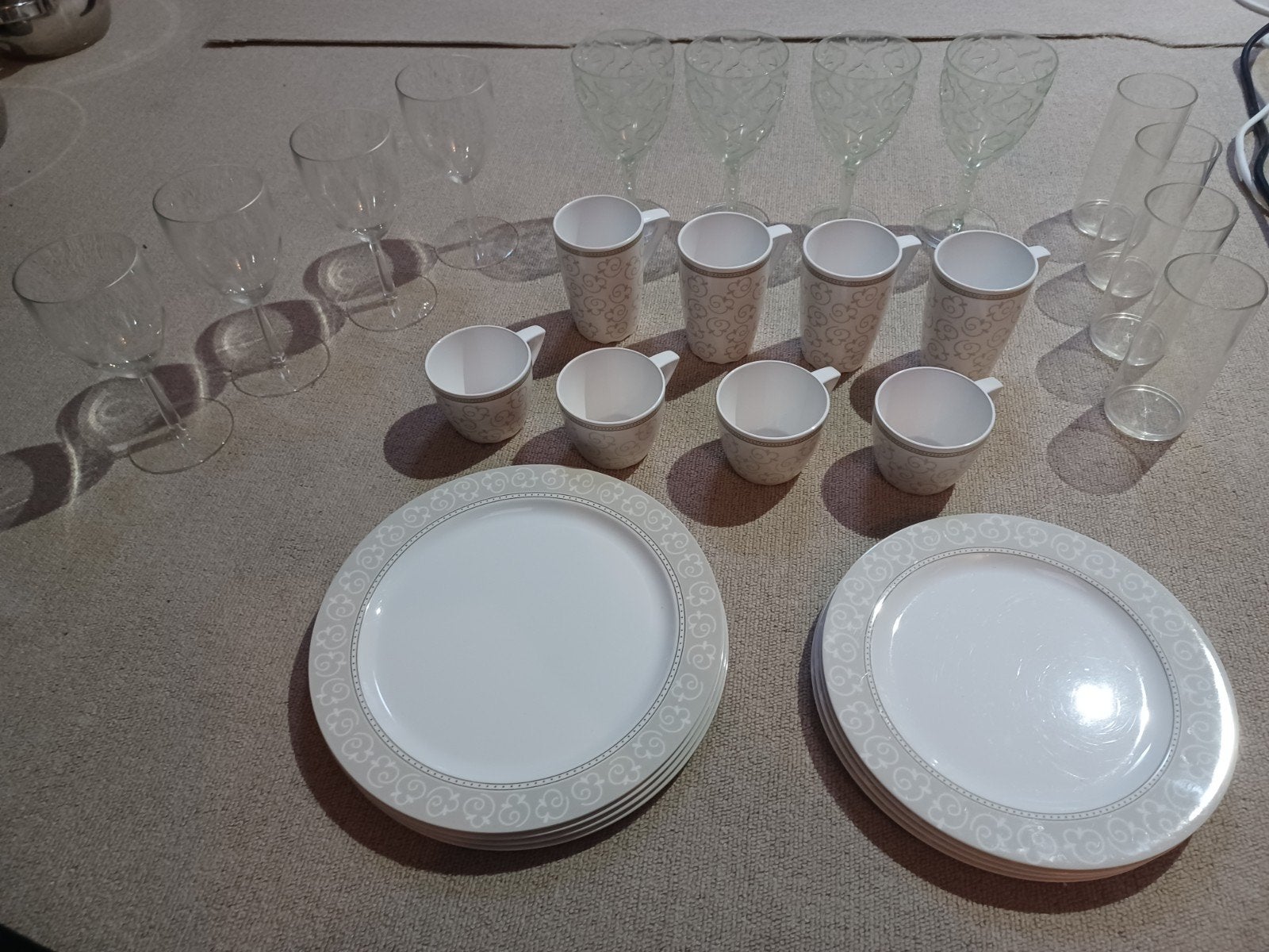 Kunststof servies set - borden, bekers en glazen, Kunststof, Gebruikt, Ophalen of Verzenden, Overige stijlen