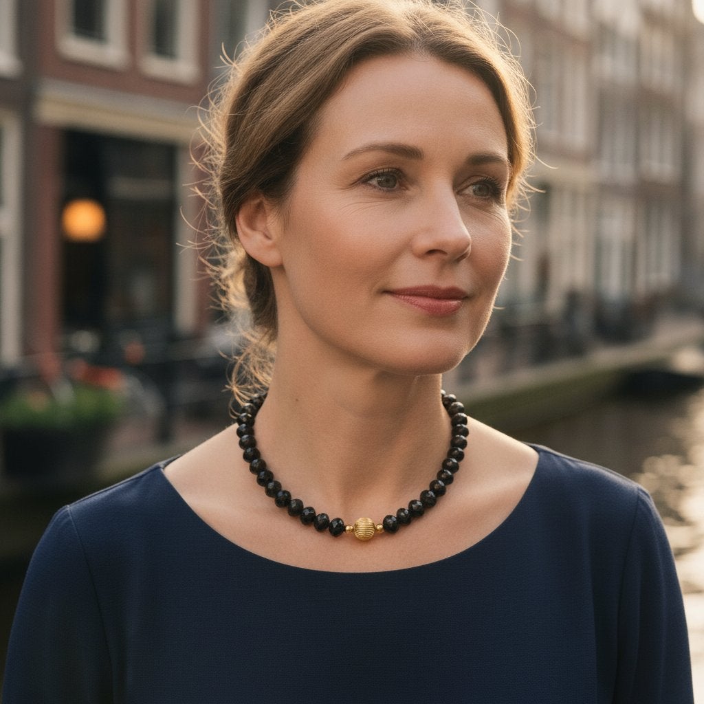 Granaten ketting met gouden bolslot, 43 cm