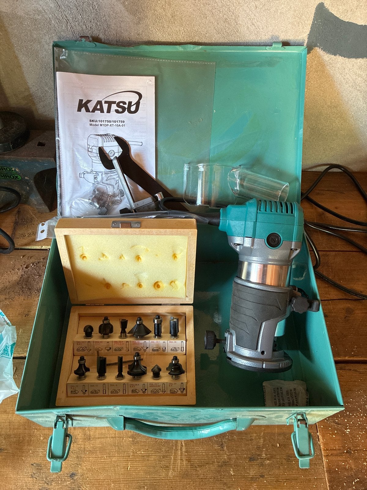 Katsu bovenfrees met diverse frezen in metalen koffer, Ophalen of Verzenden, Gebruikt, Elektrisch, Bovenfrees