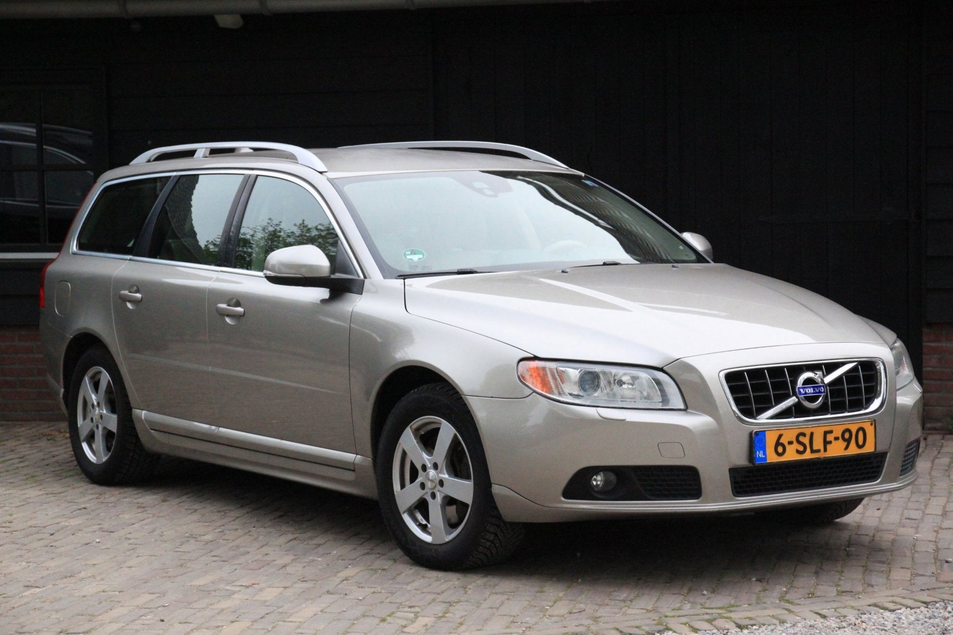 Volvo V70 2.5T Summum CNG/Xenon/Leer/Navigatie/Parkeersensor, Auto's, Gebruikt, Beige, CNG (Aardgas), Handgeschakeld