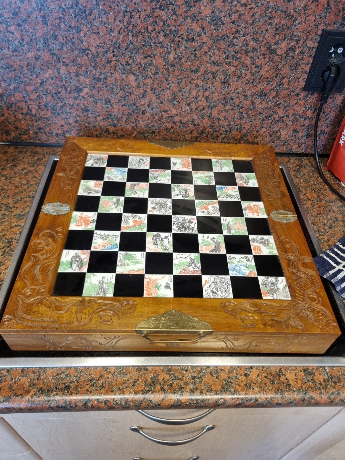 Uniek schaakbord met handgesneden stukken en lade, Een of twee spelers, Ophalen, Gebruikt