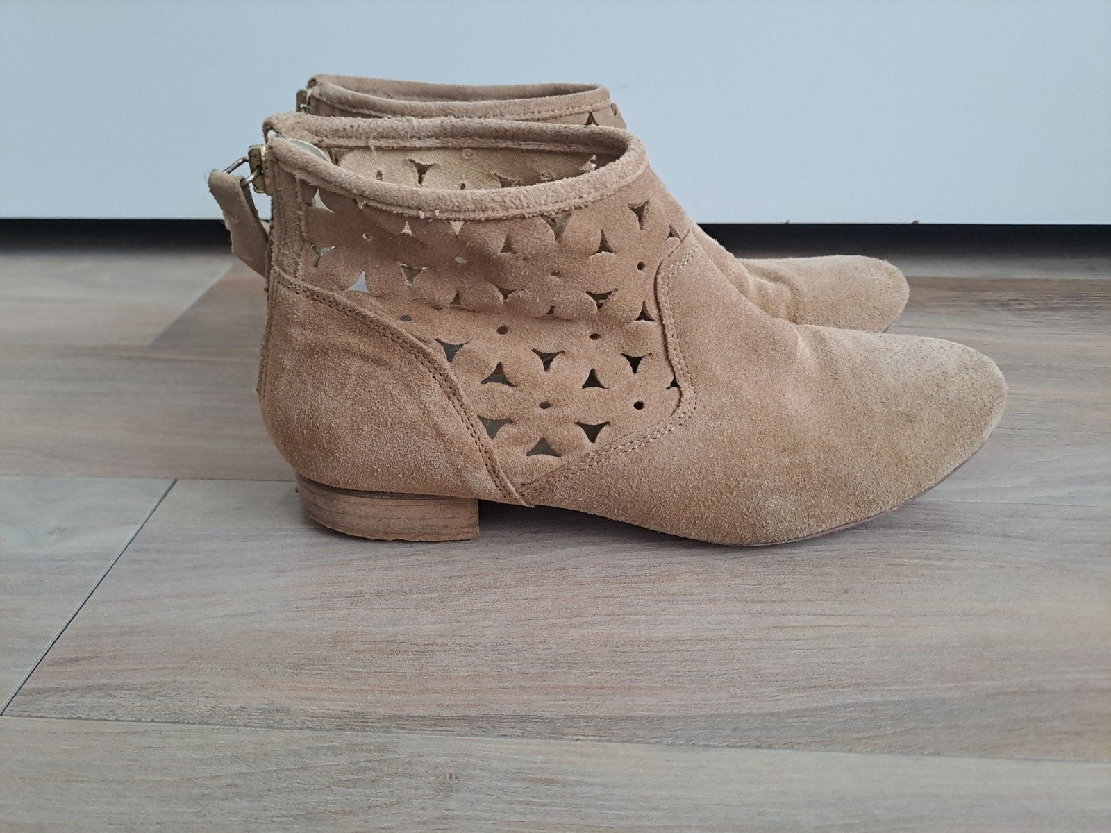 Suede laarsjes maat 37, Schoenen met lage hakken, Overige kleuren, Ophalen of Verzenden, Gedragen