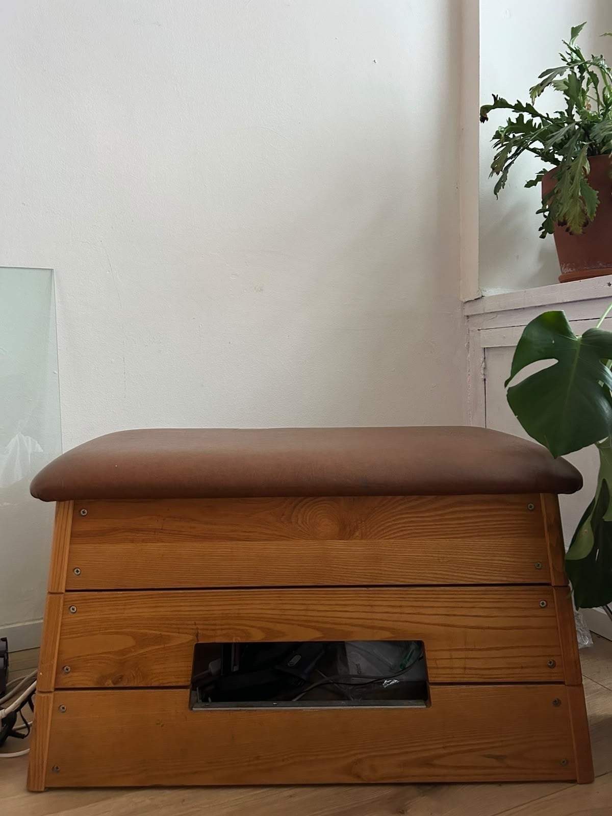Vintage houten bankje (bok) met bruin leren zitting, Huis en Inrichting, Ophalen, Gebruikt, 50 tot 75 cm, 75 tot 100 cm