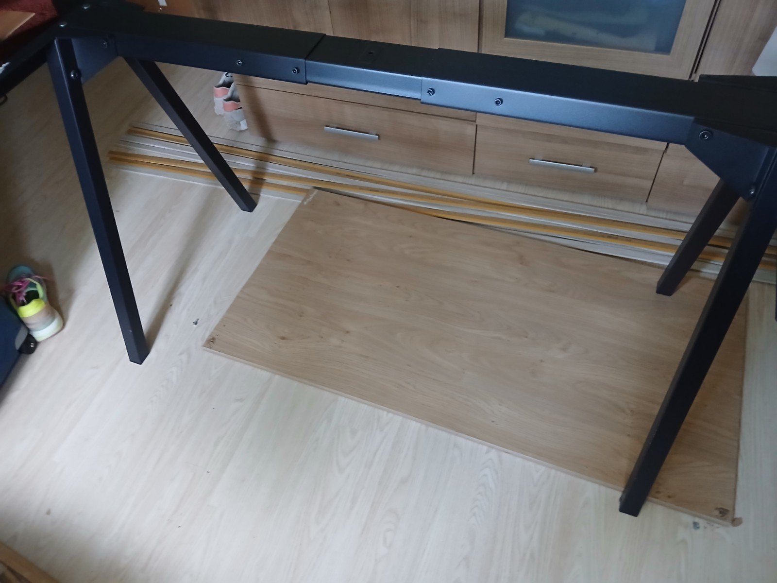 Zwart stalen bureau- tafel onderstel uitschuifbaar van Ikea, Huis en Inrichting, Ophalen