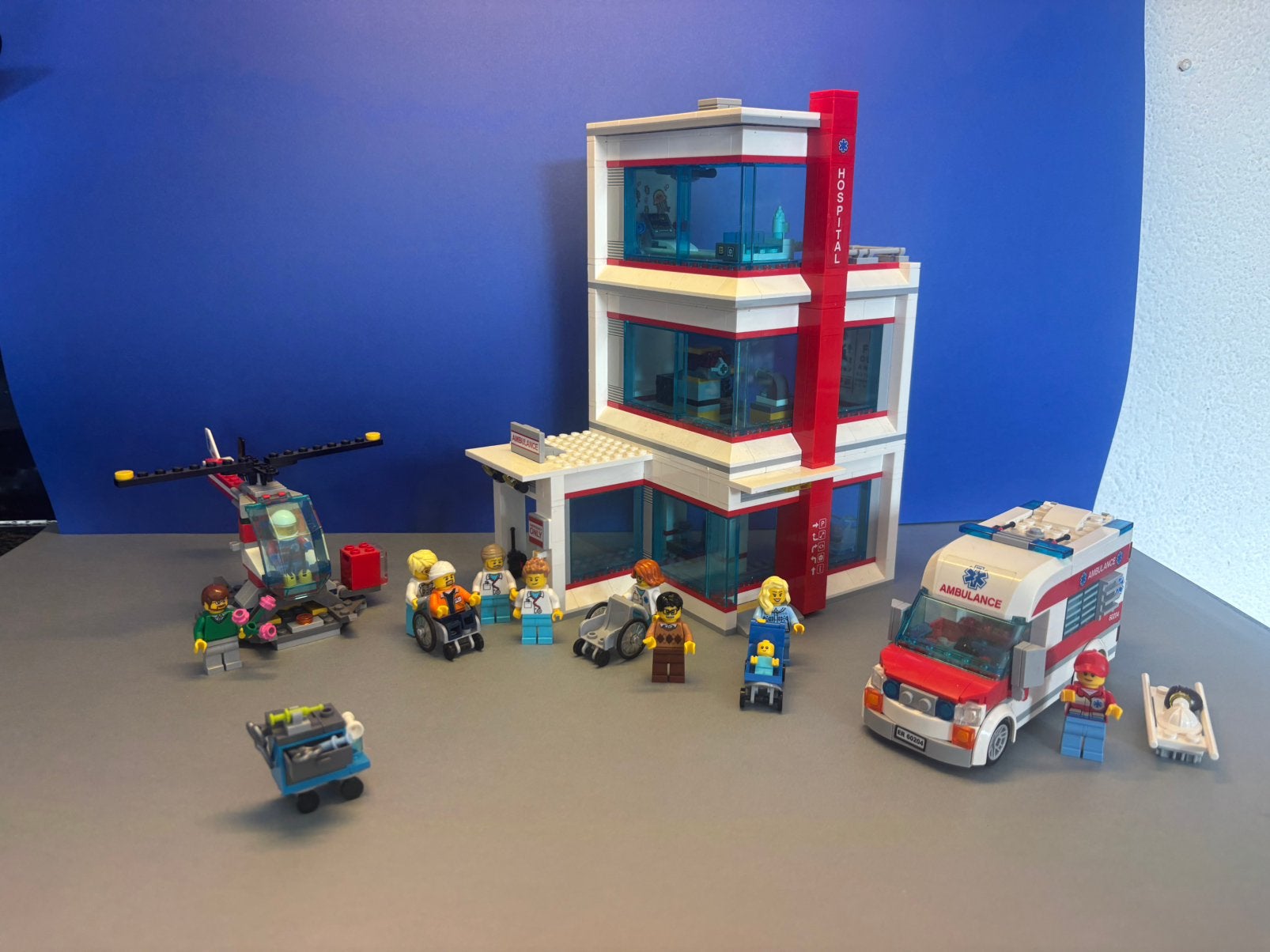 LEGO City 60204 Ziekenhuis compleet met ambulance&helikopter, Ophalen of Verzenden, Zo goed als nieuw