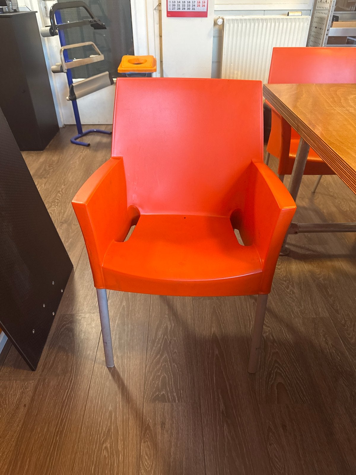Oranje kunststof stoel met metalen poten, Ophalen, Kunststof, Gebruikt, Overige kleuren