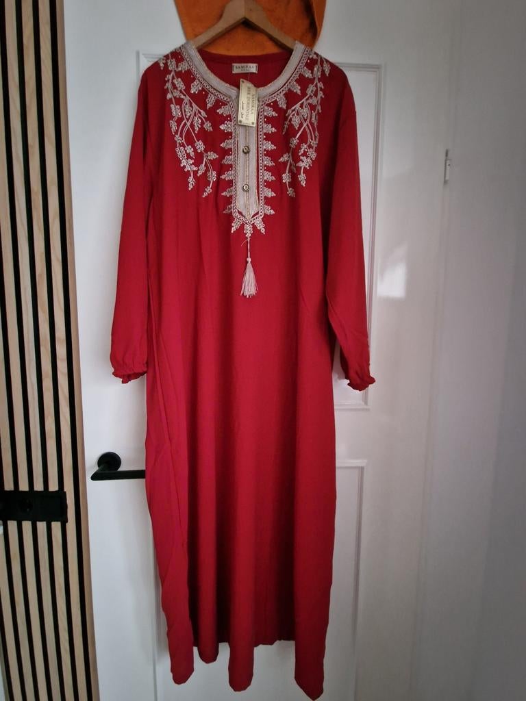 Nieuwe Samiraa Kaftan Jurk Rood met Borduurwerk - Maat XXXL, Maat 46/48 (XL) of groter, Nieuw, Ophalen of Verzenden, Samiraa