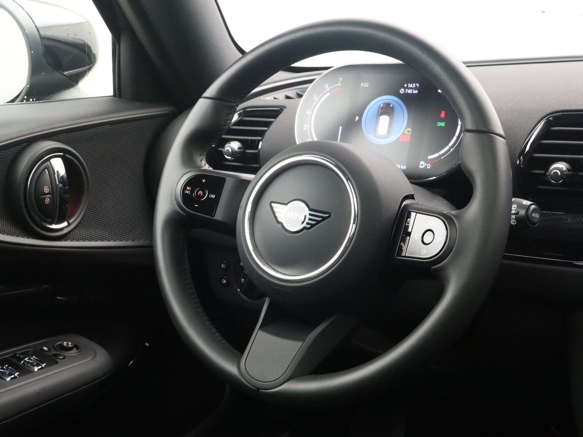 MINI Clubman Cooper Classic Aut. (bj 2023, automaat), Dealer onderhouden, 136 pk, Gebruikt, Parkeerassistent