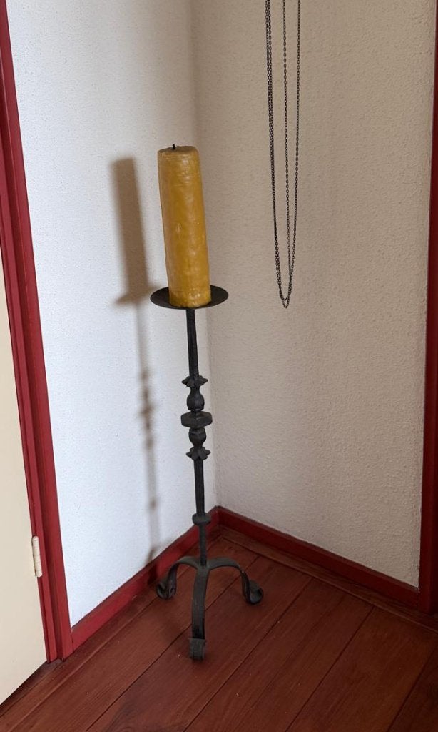 Staande ( antieke) gietijzeren kaarsenstandaard, Antiek en Kunst, Ophalen of Verzenden, Overige materialen