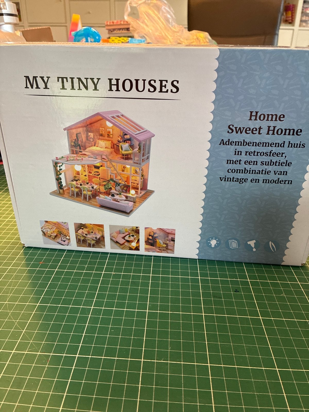 DIY Poppenhuis 'Home Sweet Home' - Retro & Modern, Ophalen of Verzenden, Nieuw, Poppenhuis