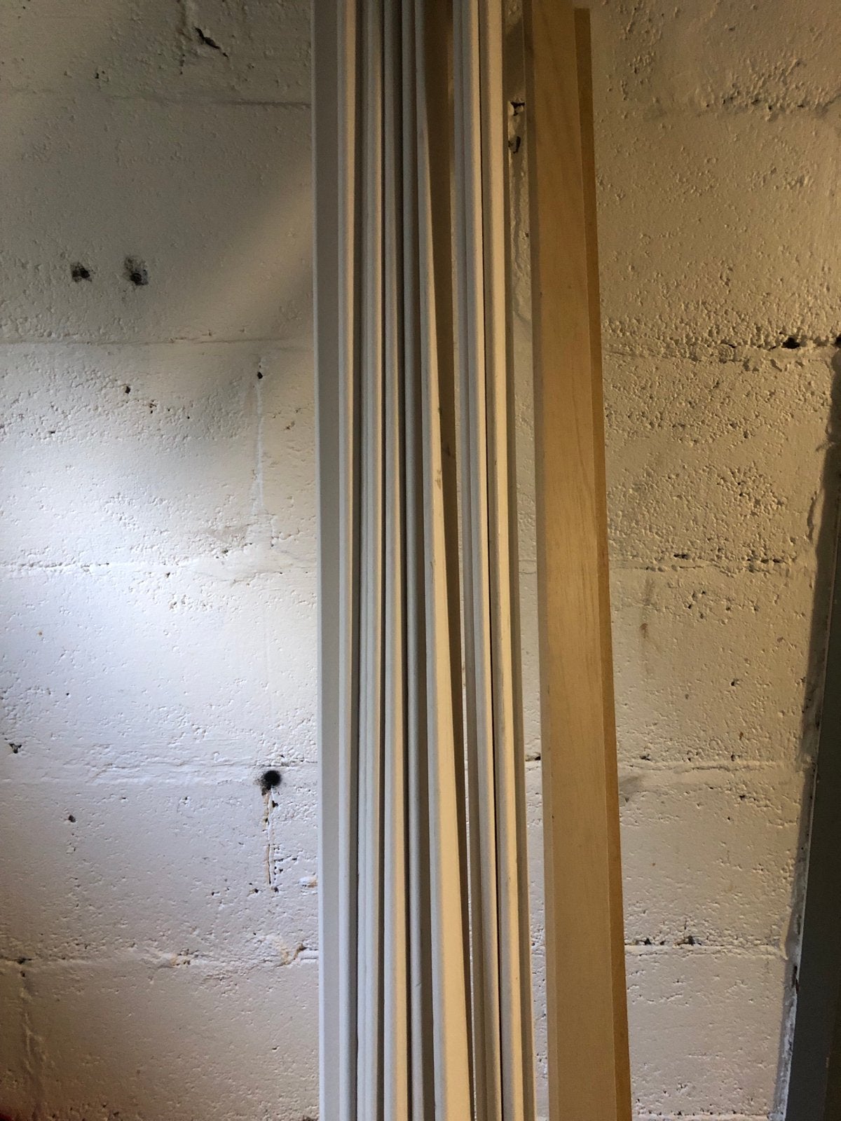 10 Volhouten Plinten in grondverf 55x12x2200 mm, Doe-het-zelf en Verbouw, Plinten en Afwerking, Ophalen, Overige materialen, Gebruikt