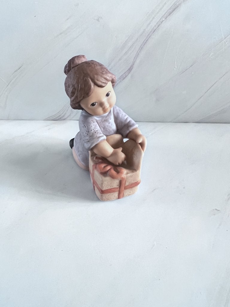 Goebel Nina & Marco meisje met cadeautje – beeldje, Verzamelen, Ophalen of Verzenden, Zo goed als nieuw, Mens