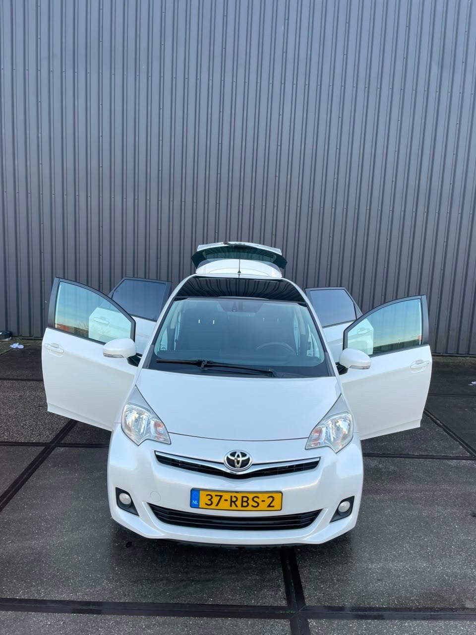 Toyota Verso-S 1.3 Vvt-i Multidrive CVT 2011 Wit, Auto's, Toyota, 4 cilinders, 550 kg, 1060 kg, 800 kg