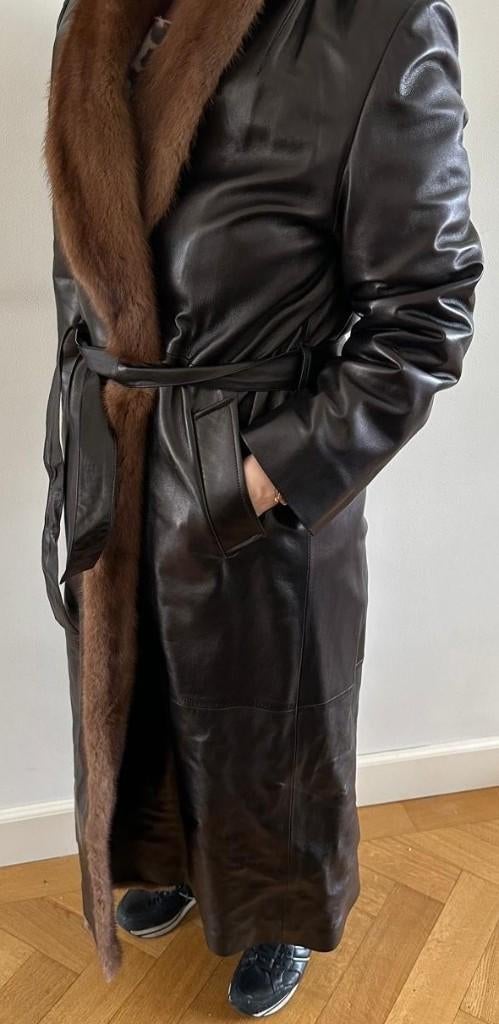 Lange leren jas afgezet met cognac kleurige bontrand, Kleding | Dames, Jassen | Winter, Ophalen, Zwart, Maat 42/44 (L), Onbekend
