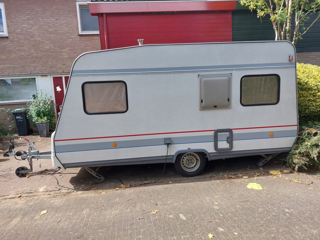 Bürstner Holiday Caravan 410 TK, Caravans en Kamperen, Koelkast, Standaardzit, Dwarsbed, 750 - 1000 kg