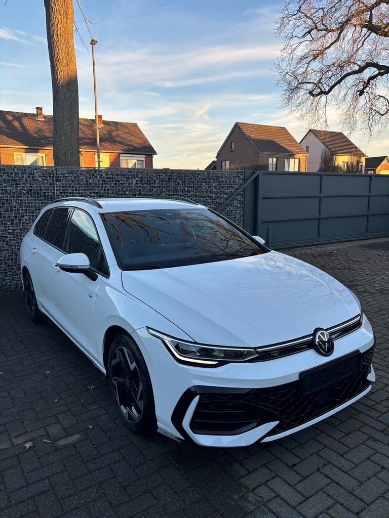 Volkswagen Golf 8.5 R-line variant 2025 Nieuwstaat 1.5eTsi, 4 cilinders, 150 pk, Lichtsensor, Wit