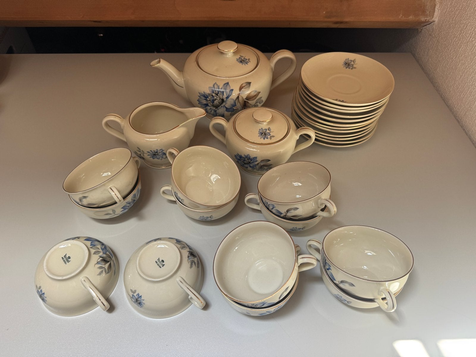 Victoria thee servies met o.a. 12 kopjes en schotels, Ophalen