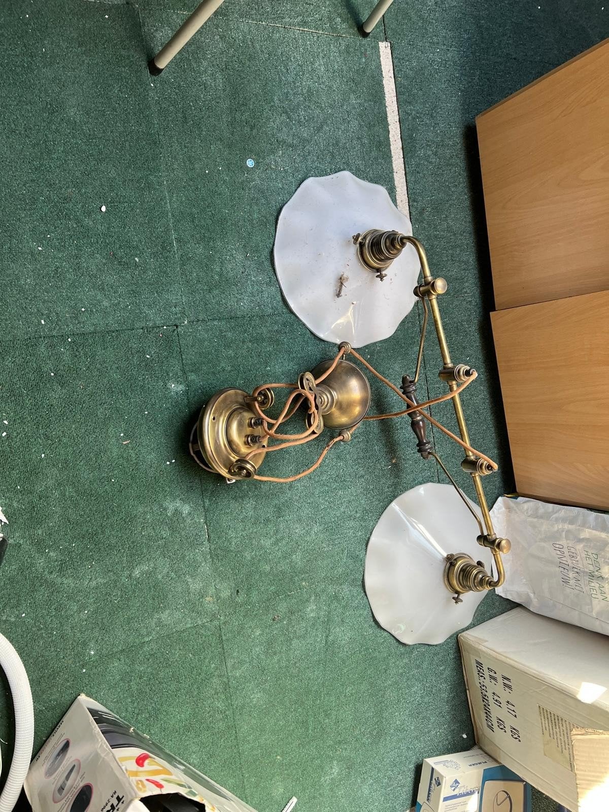 Antieke messing hanglamp met twee glazen kappen, Ophalen