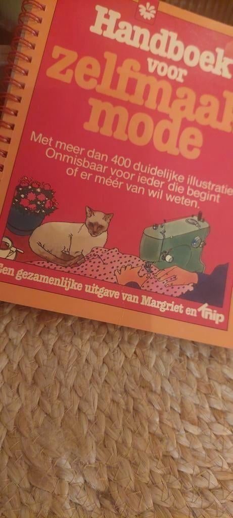 HANDBOEK KLEDING LEREN NAAIEN VAN KNIP +BOEKJE MET NAAI TIPS, Ophalen of Verzenden, Gebruikt, Overige typen