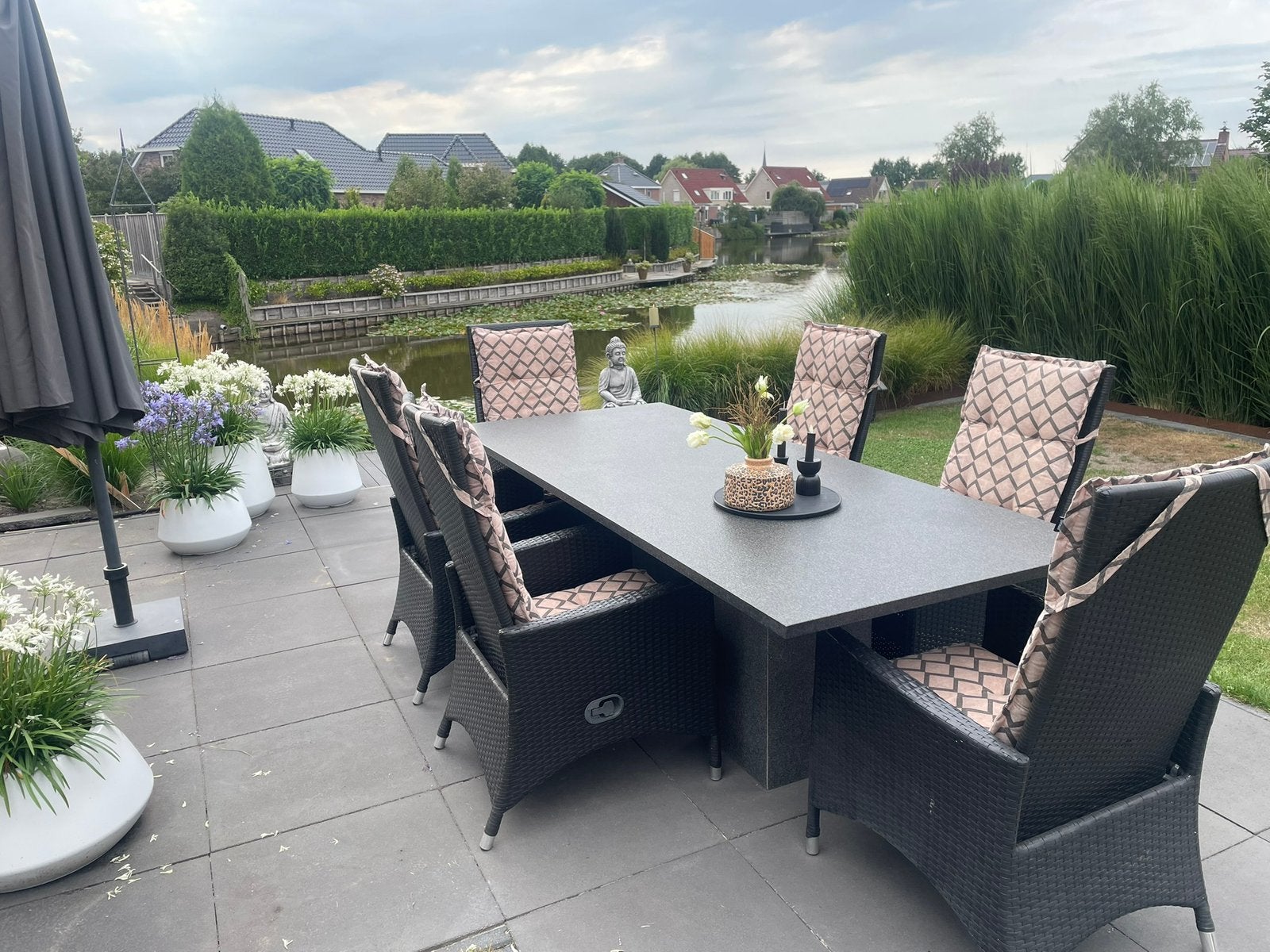Masieve granieten tafel met gratis stoelen., Tuin en Terras, Ophalen, Zo goed als nieuw, Wicker