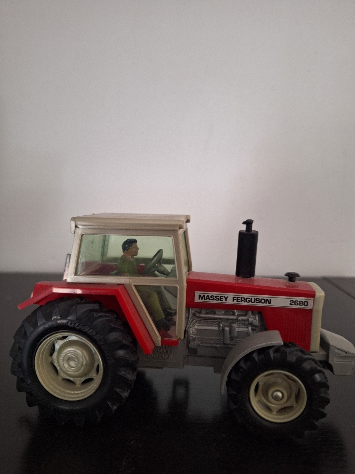 Britains Massey Ferguson 2680 tractor met kiepwagen, Ophalen of Verzenden, Gebruikt, Tractor of Landbouw, Britains