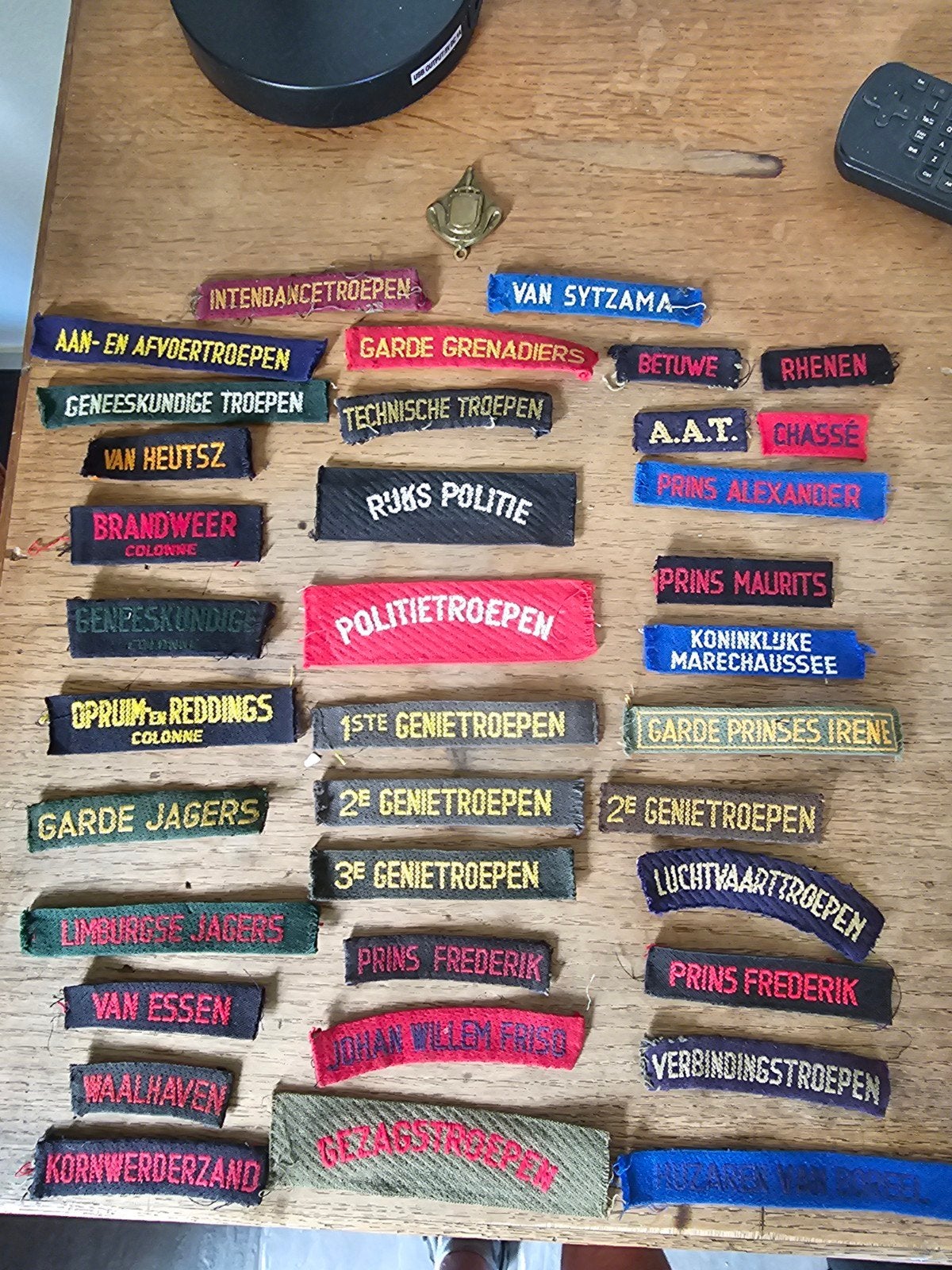 Verzameling militaire lintjes en emblemen, Verzamelen, Militaria | Algemeen, Ophalen of Verzenden, Landmacht, Nederland, Embleem of Badge