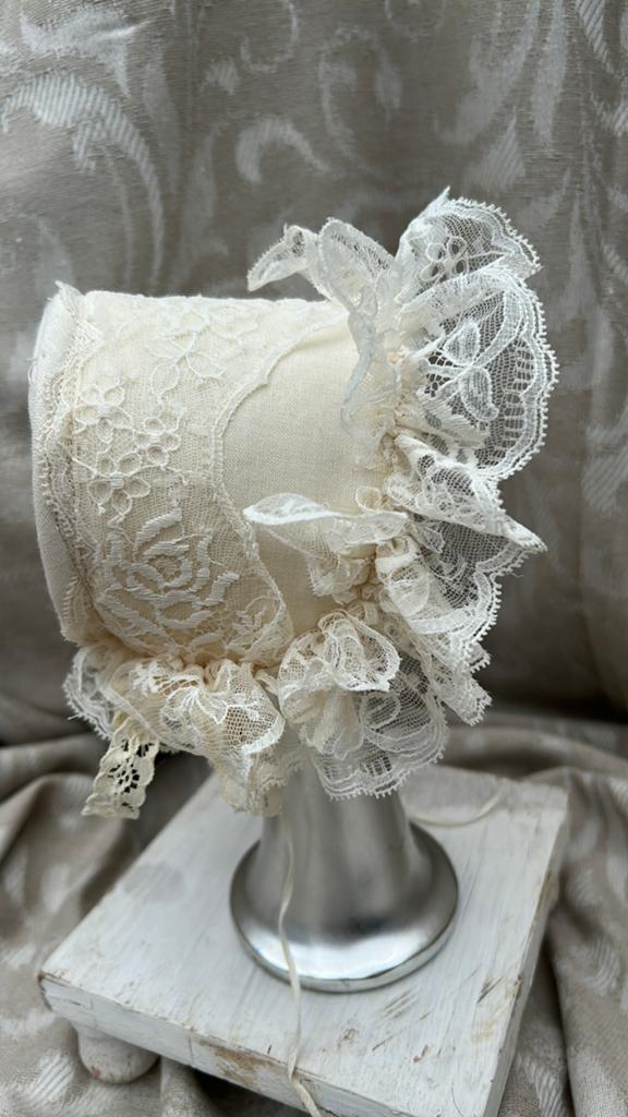 Schattig kanten poppenmutsje, heel mooi, Nieuw, Ophalen of Verzenden, X, Kleertjes