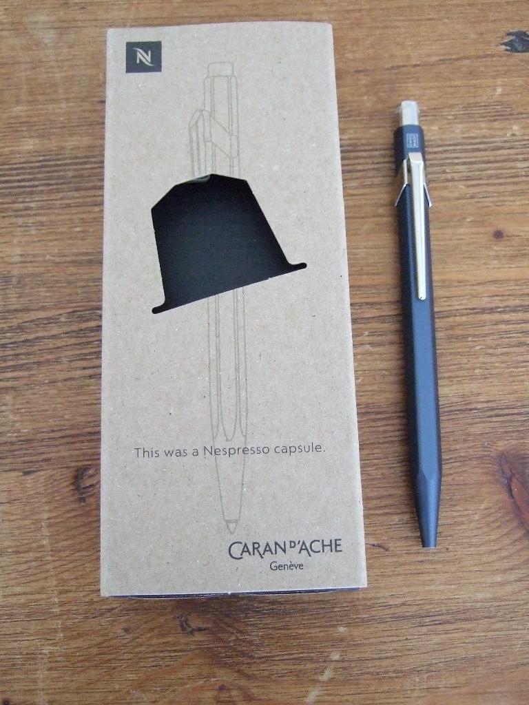 Caran D'Ache Nespresso Alu balpen, Nr.1 uitgave, Verzamelen, Overige merken, Balpen, Nieuw, Met doosje