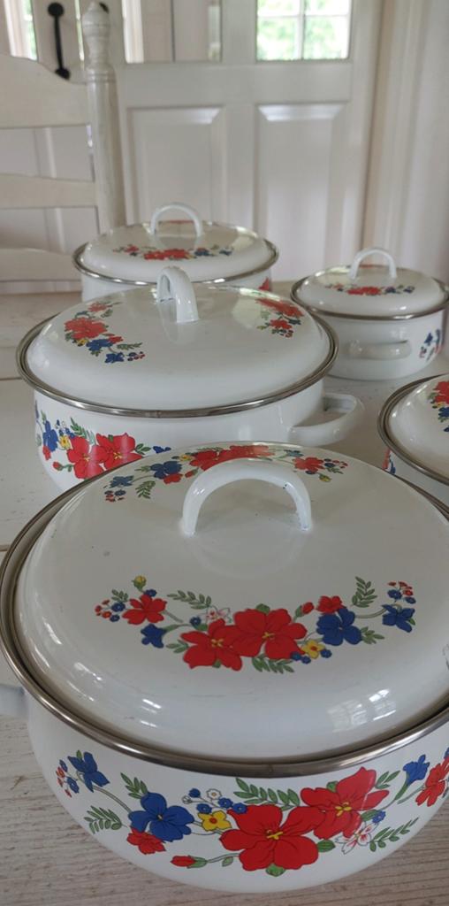 5  vintage lichtgewicht pannen wit met bloemen camping, Ophalen of Verzenden, Overige materialen
