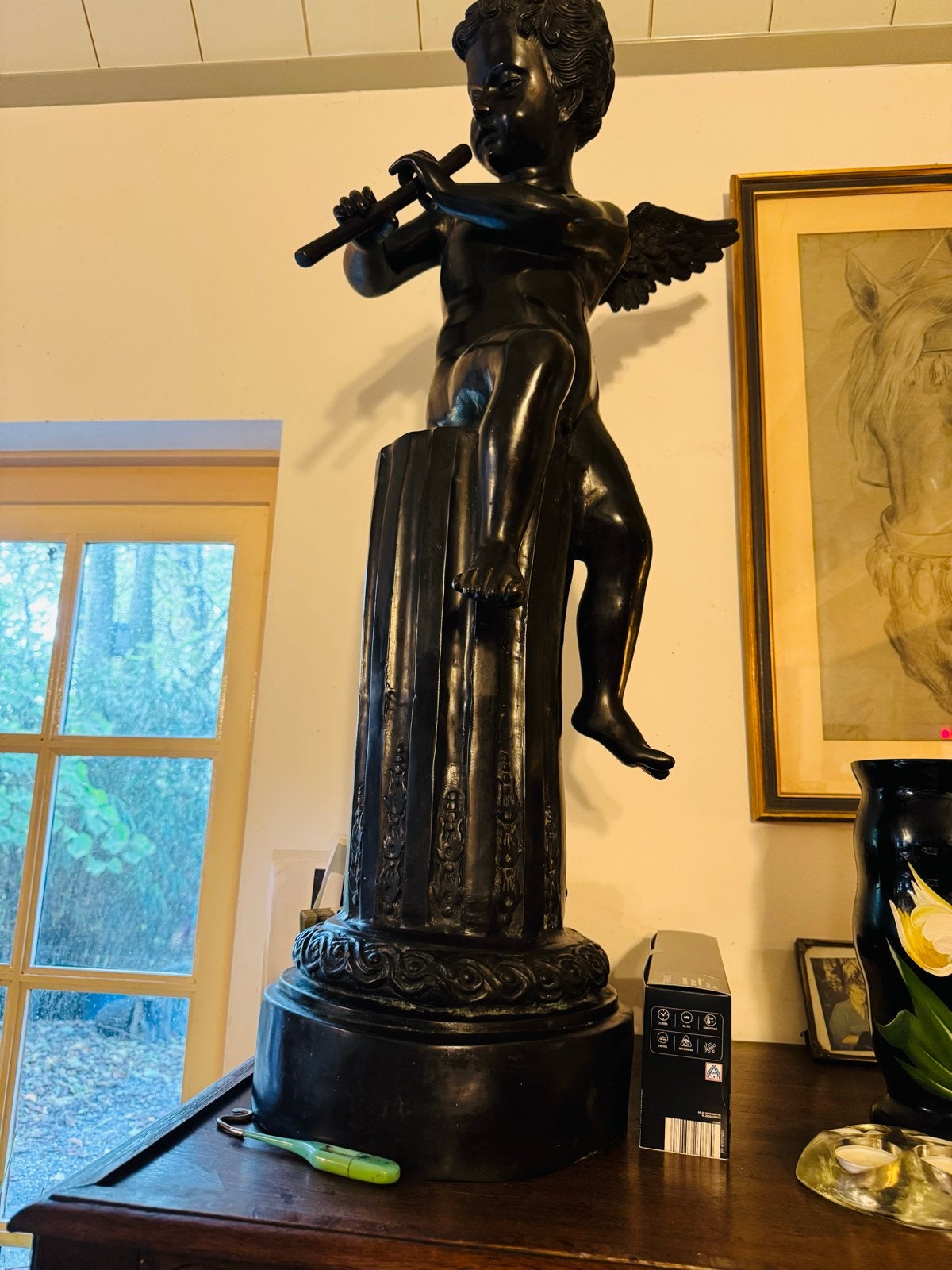 Grote bronzen engel/putti spelend op een fluit, Antiek en Kunst, Beeld, Bruin, Religie, 50 - 100 cm