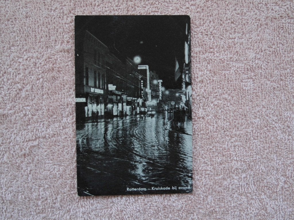 Ansichtkaart Rotterdam - Kruiskade bij avond, Verzamelen, Ansichtkaarten | Nederland, Ophalen of Verzenden, 1940 tot 1960, Ongelopen