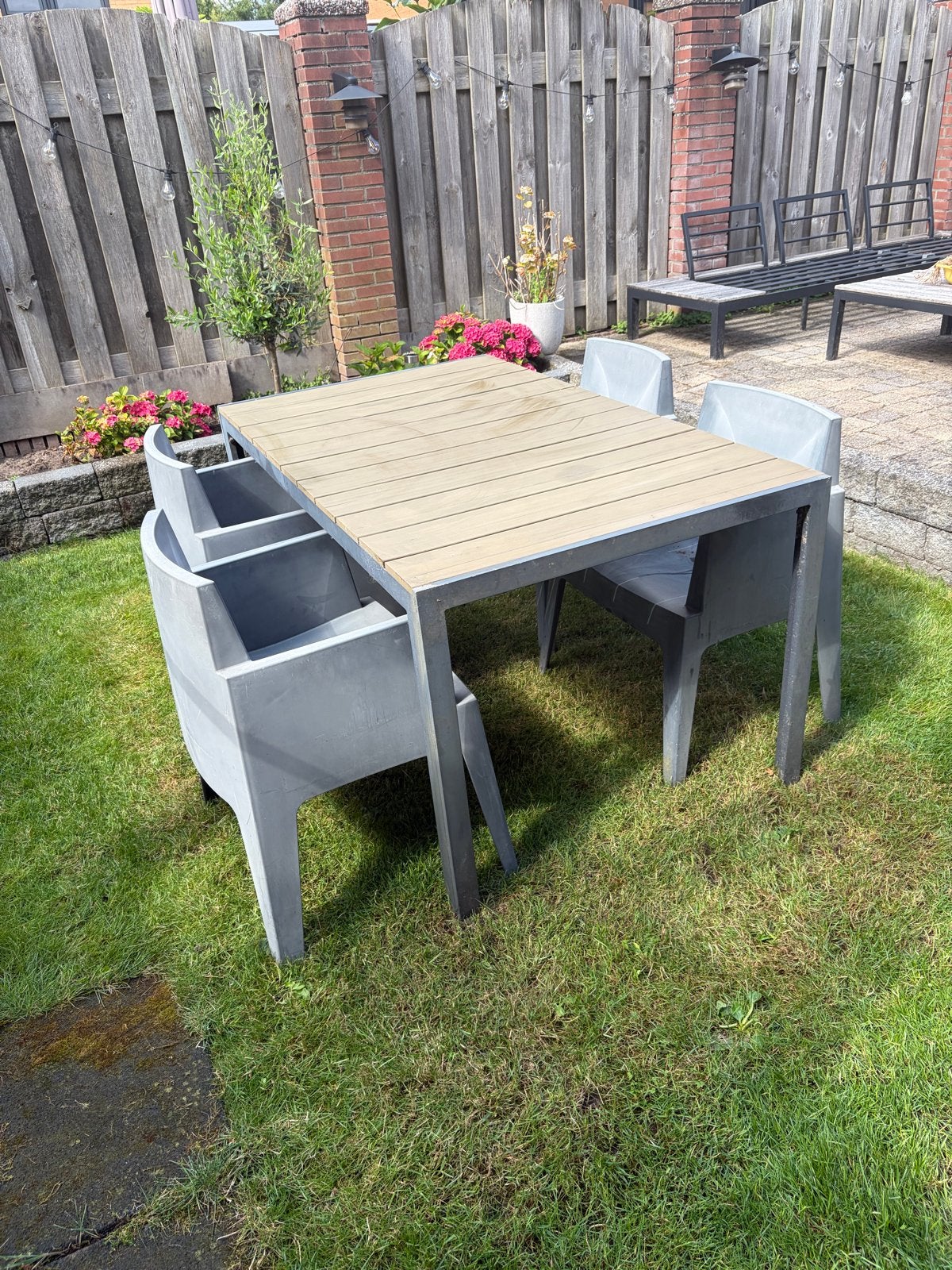 Moderne tuinset met 4 stoelen en tafel, Ophalen, 4 zitplaatsen, Kunststof, Gebruikt
