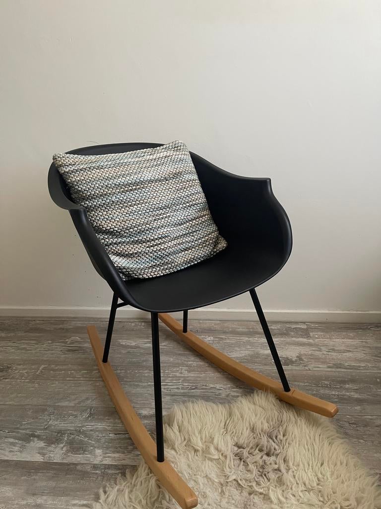 Zwarte schommelstoel met kuipje (zgan), Ophalen, Kunststof, Zwart, Zo goed als nieuw