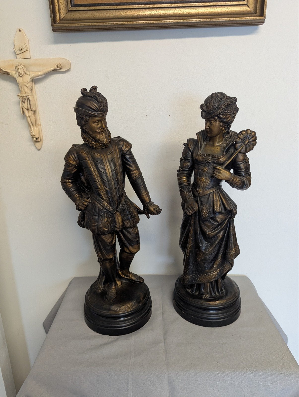 2 terracotta beelden VOC stijl 57 cm hoog, Ophalen